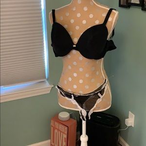 34DD Frederick’s of Hollywood bra L panties